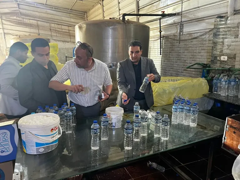 ضبط محطة غير مرخصة لتعبئة المياه المعدنية بمحافظة القليوبية والتحفظ على 80 ألف عبوة مخالفة للمواصفات القياسية والصحية