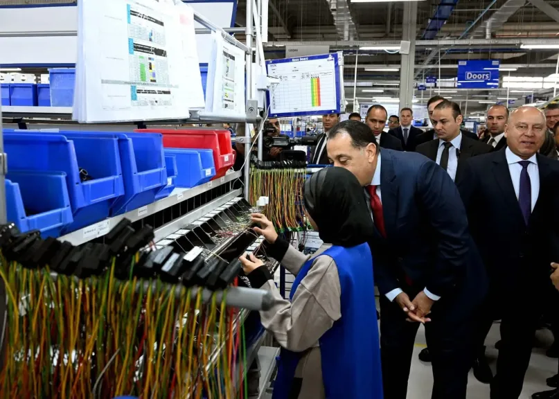 رئيس الوزراء يتفقد عدداً من أقسام مصنع ”ليوني مصر” بمدينة بدر